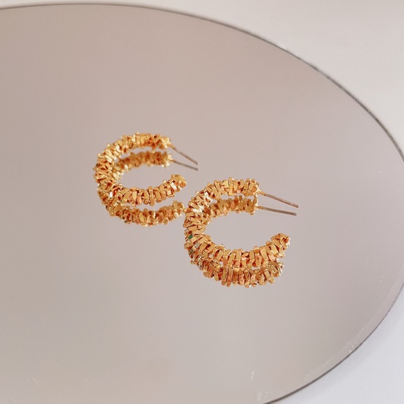 Premium statement gold hoop earrings - Picture 2 of 4